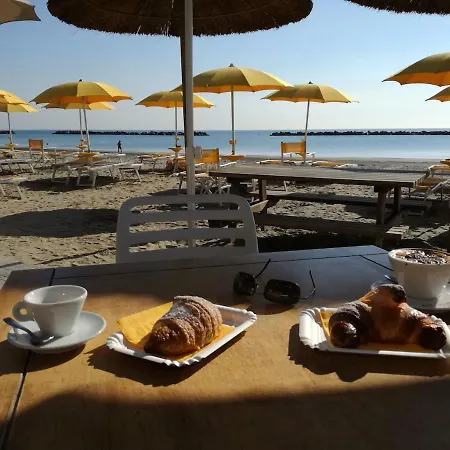 La Con Ampio Balcone Sul Mare Da Sabato A Sabato 아파트 리도아드리
